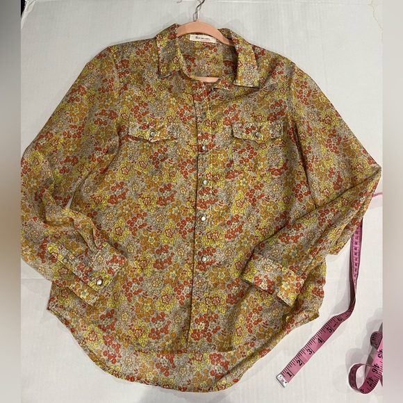 TWO BY VINCE CAMUTO FLORAL BUTTON TOP - Picture 11 of 13